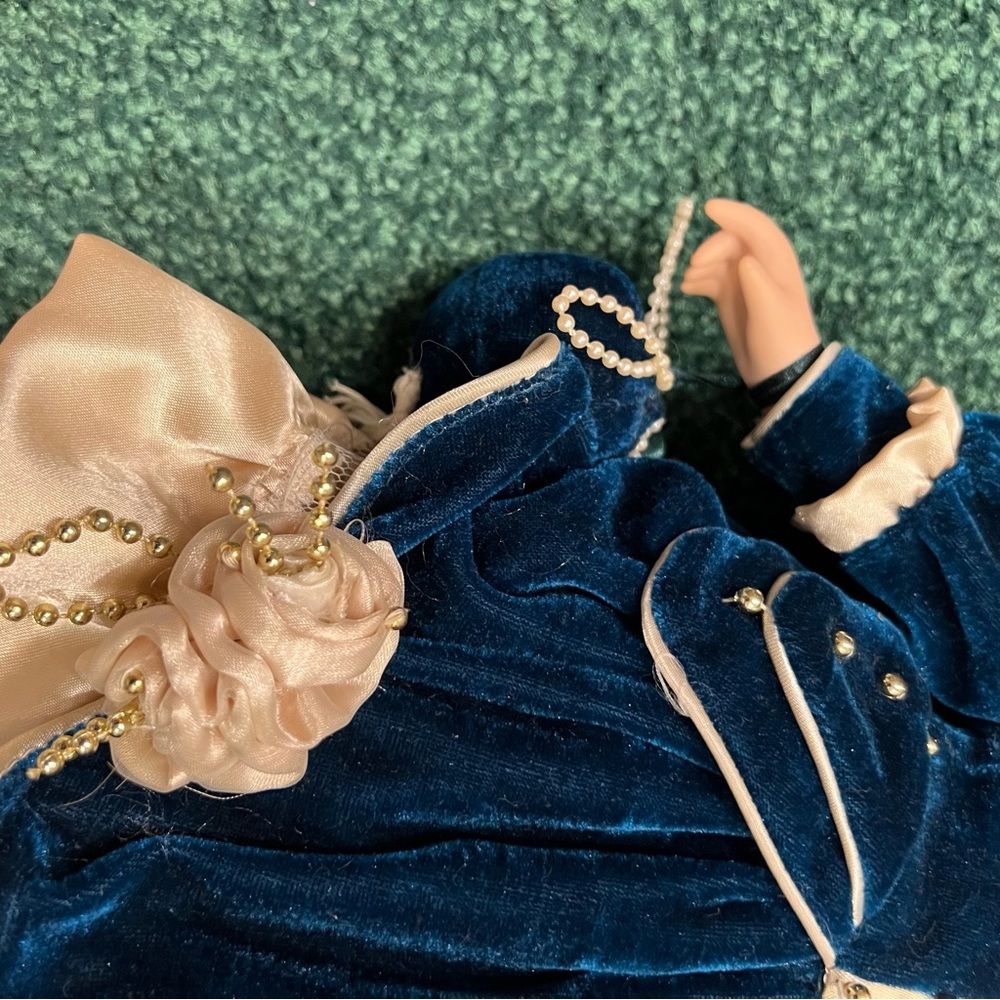 Porcelain doll - Picture 3 of 5
